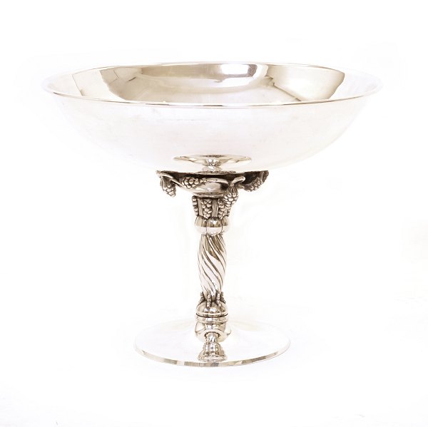 A very large Sheffield sliver plate grape tazza. H: 41cm. D: 52cm