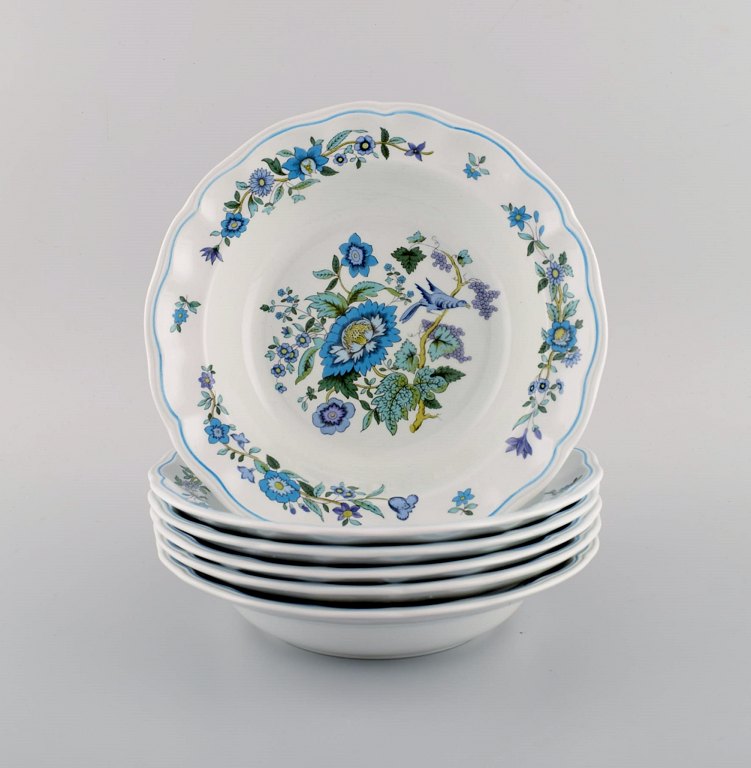 Spode, England. Six deep plates in hand-painted porcelain with floral and bird 
motifs. 1960s / 70s.
