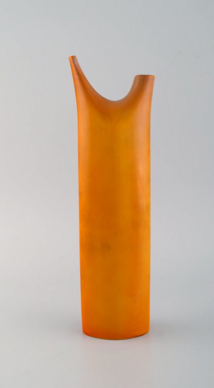 LaGardo Tackett / Kenji Fujita. Rare modernist jug / vase in glazed porcelain. 
Beautiful orange glaze. Mid-20th century.
