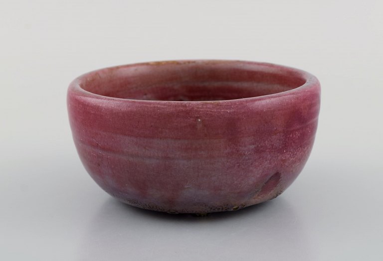 Pieter Groeneveldt (1889-1982), Dutch ceramicist. Unique flowerpot in glazed 
ceramics. Beautiful glaze in purple shades. Mid-20th century.
