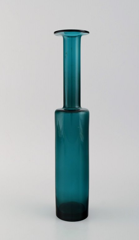 Nanny Still for Riihimäen Lasi. Decoration bottle / vase in mouth blown art 
glass. Finnish design, 1960s / 70s.
