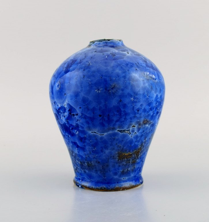 Eli Keller (f.1942), Sverige. Unika vase i glaseret stentøj. Smuk krystalglasur 
i blå nuancer. 21. Århundrede.
