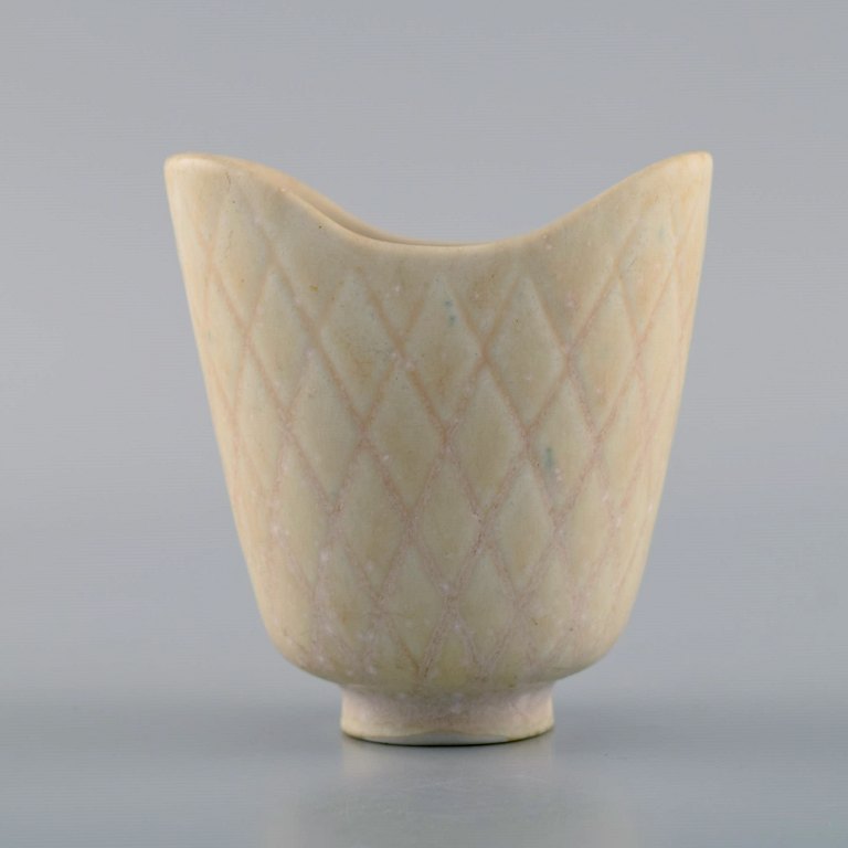 Gunnar Nylund for Rörstrand. Vase in glazed ceramics. Beautiful eggshell glaze. 
Mid-20th century.
