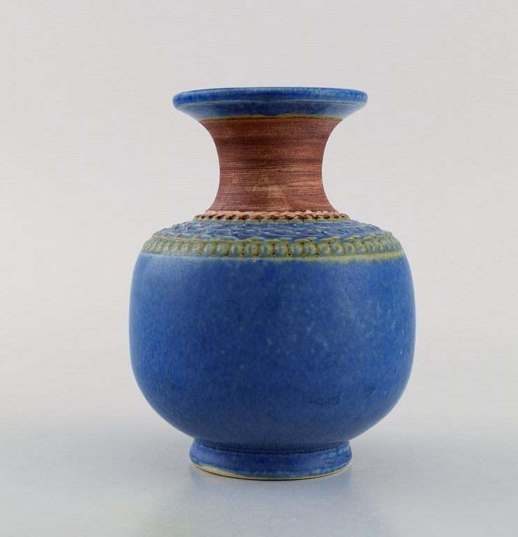 Klase for Höganäs. Unique vase in glazed stoneware. Beautiful glaze in blue and 
brown shades. 1960s.
