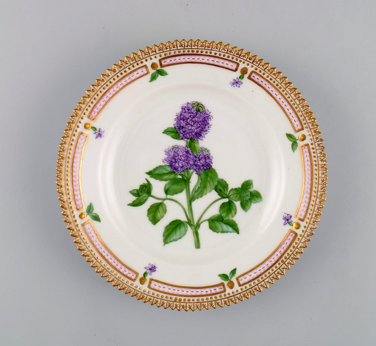 Royal Copenhagen Flora Danica desserttallerken i håndmalet porcelæn med blomster 
og gulddekoration. Modelnummer 20/3551.  
