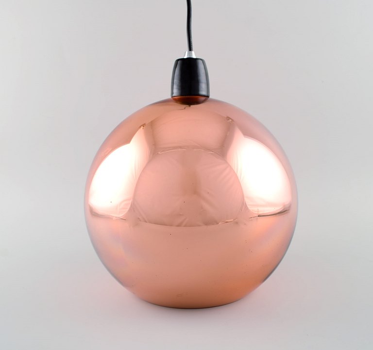 Tom Dixon (f. 1958), britisk designer. Rund kobber farvet loftpendel. 
Stilrent design, 21. Århundrede.