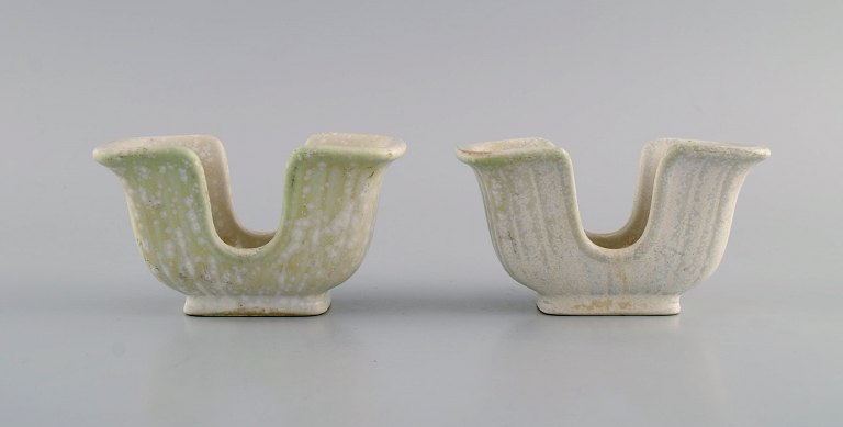 Gunnar Nylund for Rörstrand. A pair of decorative bowls in glazed ceramics. 
Beautiful eggshell glaze. Mid-20th century.
