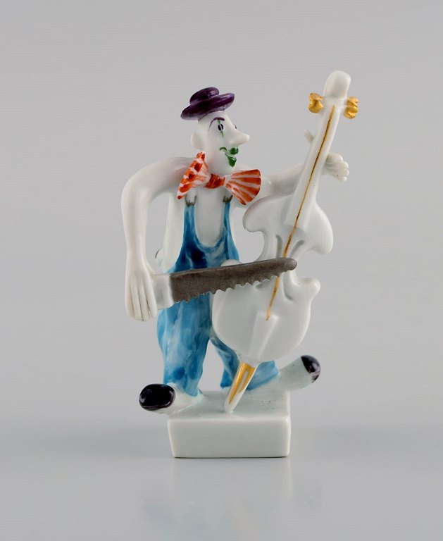 Peter Strang (f.1936) for Meissen. Figur i håndmalet porcelæn. Kontrabassist fra 
klovneorkestret. Sent 1900-tallet.
