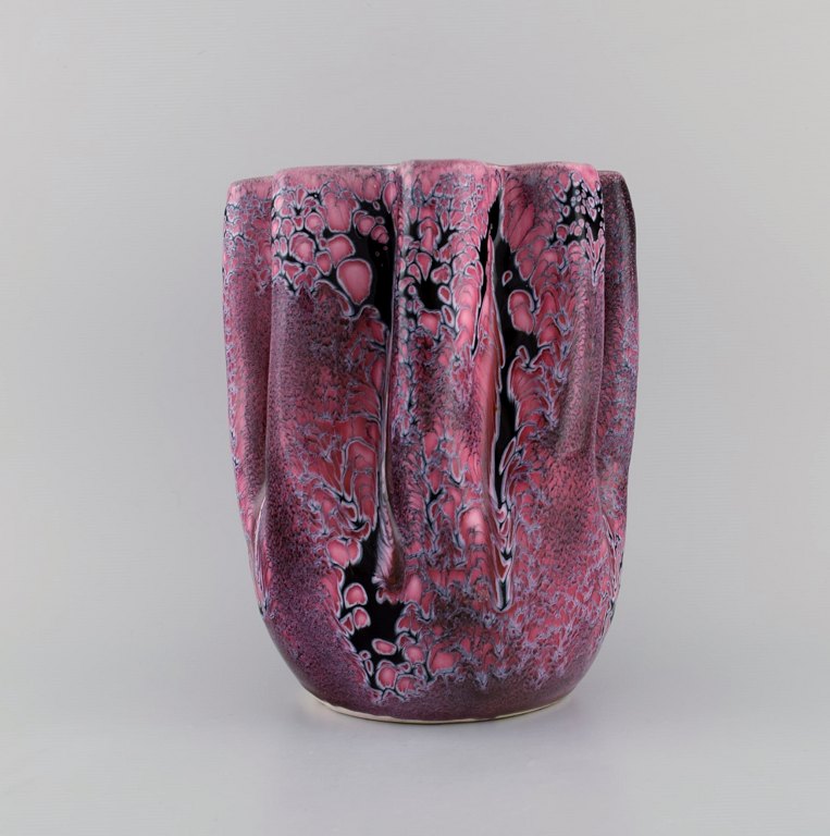 Vallauris vase i glaseret keramik. Smuk krystalglasur i violette toner. 
Frankrig, 1960