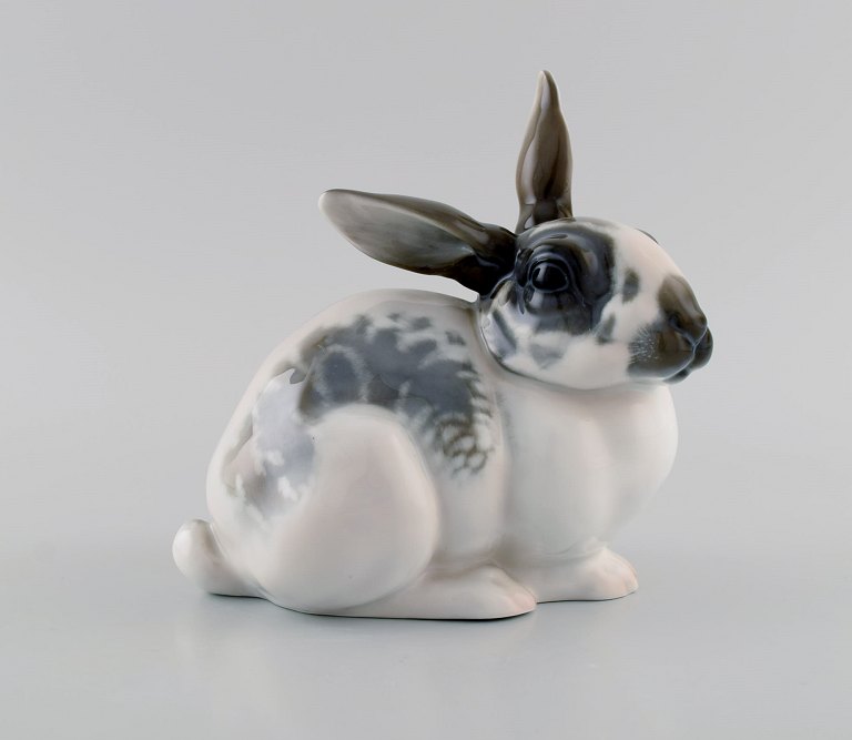 Karl Himmelstoss for Rosenthal. Sitting rabbit in porcelain. 1920s / 30s.
