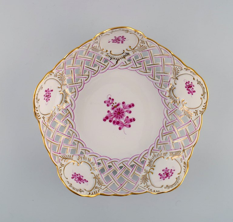 Herend bowl in openwork porcelain with hand-painted flowers and gold decoration. 
Mid 20th century. 
