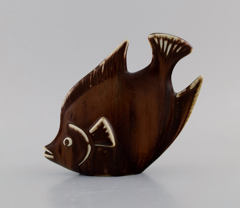 Gunnar Nylund (1904-1997) for Rörstrand. Fish in glazed ceramics. Beautiful 
glaze in brown shades. Mid-20th century.
