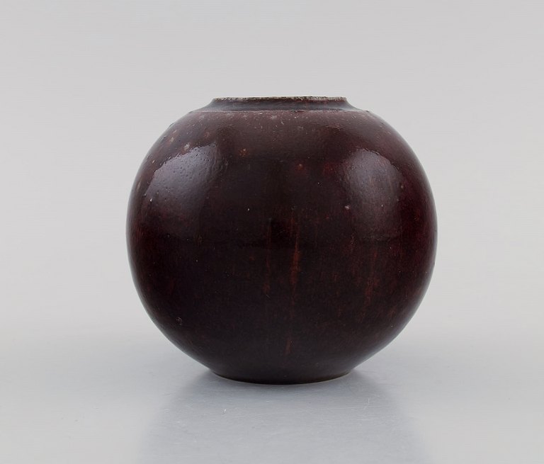 Round Royal Copenhagen vase in glazed ceramics. Beautiful ox blood glaze. 
Mid-20th century.
