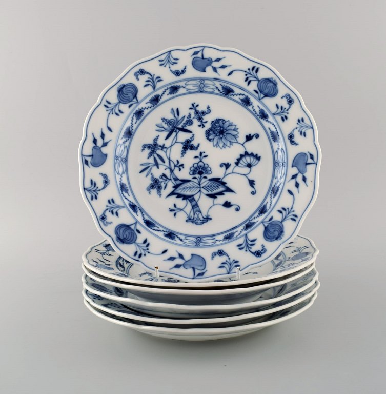 Six antique Meissen Blue Onion dinner plates in hand-painted porcelain. Early 
20th century.
