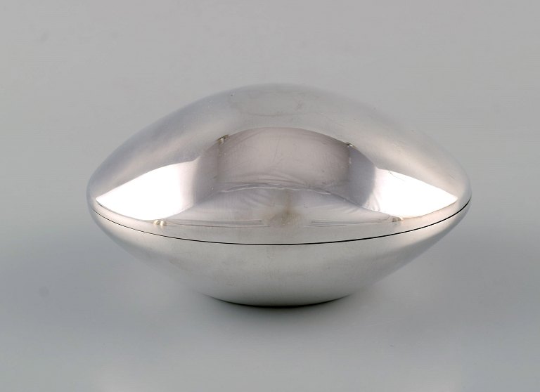 Henning Koppel (1918-1981) for Georg Jensen. Bonbonniere in sterling silver. 
Model number 1089.
