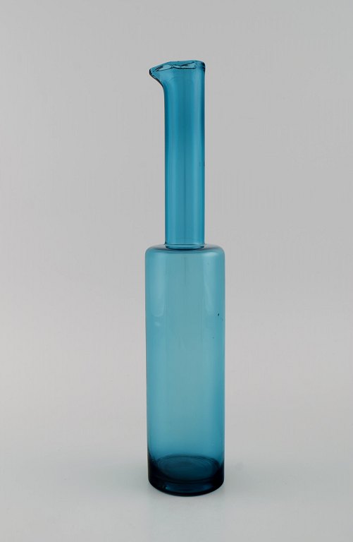 Nanny Still (1926-2009) for Riihimäen Lasi. Vase / bottle in blue mouth blown 
art glass. Finnish design, 1960s.
