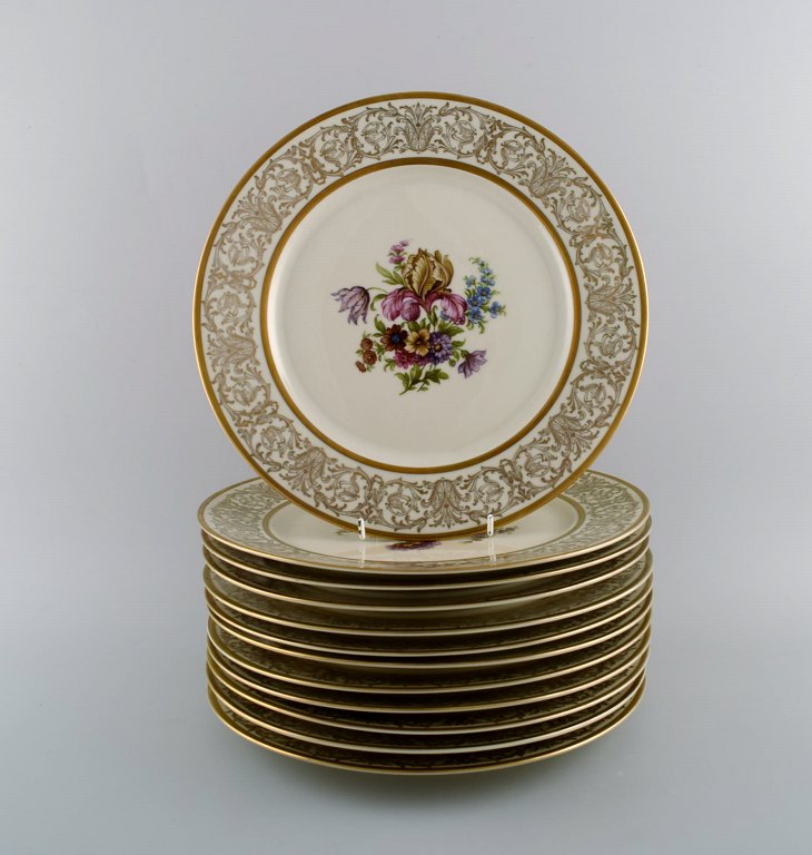 Twelve Tirschenreuth dinner plates in porcelain decorated with flowers and gold 
decoration. Germany, mid-20th century.
