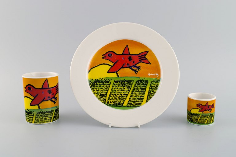 Corneille (Guillaume Cornelis van Beverloo), Dutch CoBrA artist (1922-2010). 
Coffee cup, plate and egg cup in porcelain decorated with birds over field with 
sunrise. 1980s / 90s.
