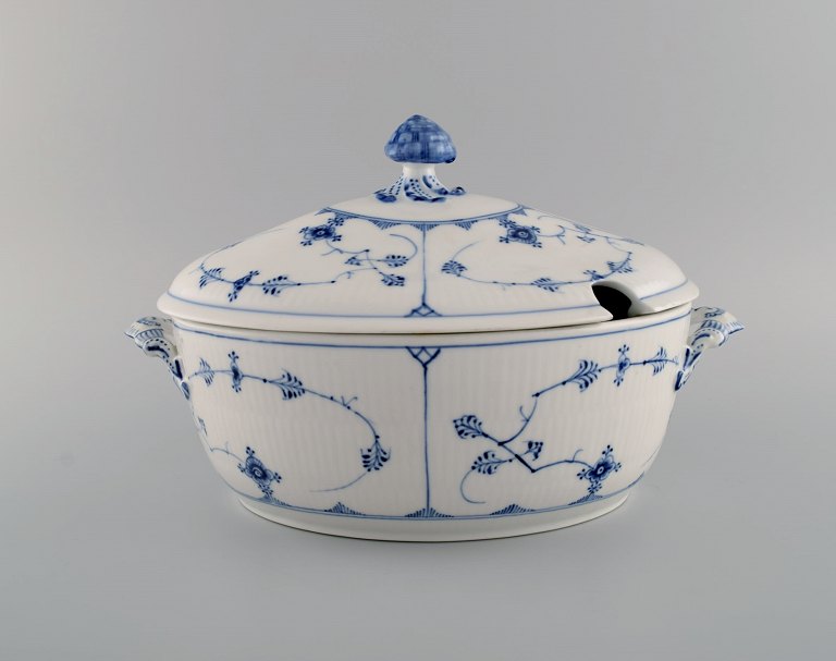 Large Royal Copenhagen Blue Fluted Plain soup tureen in hand-painted porcelain. 
Model number 1/360. Dated 1889-1922.
