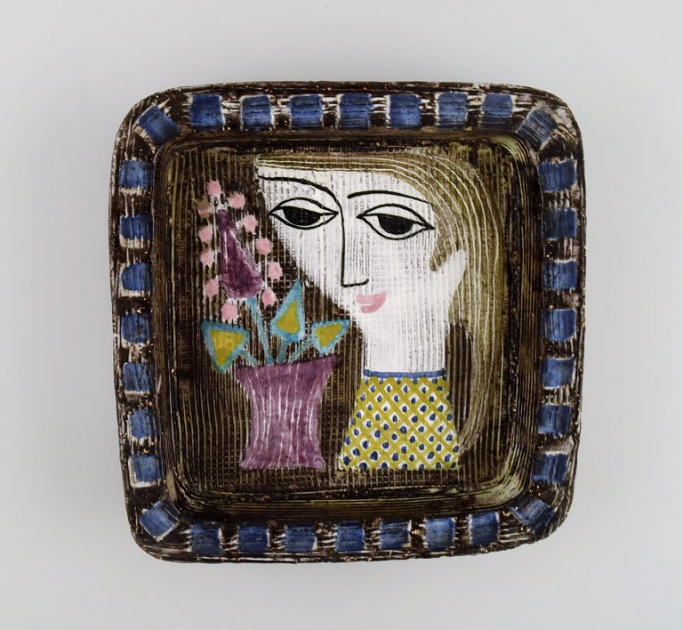 Mari Simmulson (1911-2000) for Upsala-Ekeby. Dish in glazed stoneware with 
hand-painted female portrait. Mid-20th century.
