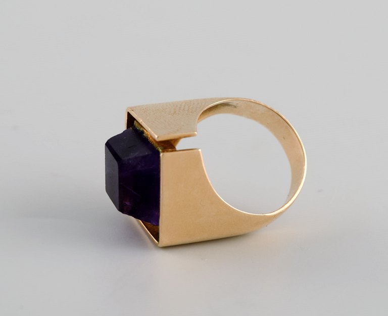 Allan Børge Larsen. Dansk guldsmed (aktiv 1967-2006). Modernistisk vintage ring 
i 14 karat guld prydet med lilla ametyst.
