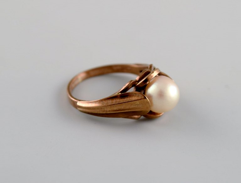 Scandinavian goldsmith. Vintage ring in 14 carat gold adorned with cultured 
pearl. Mid 20th century.
