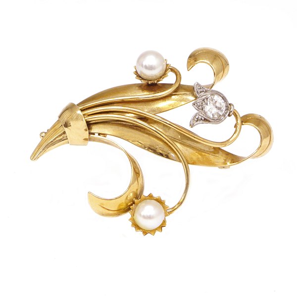 14kt gold brooch with two pearls and a diamond of circa 0,15ct. Size: 40x30mm