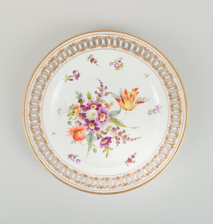 Antique Meissen openwork plate in hand-painted porcelain with flowers and gold 
decoration. Late 19th century.