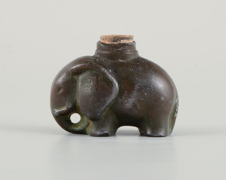 Just Andersen (1884-1943), Danmark. Sjælden og tidlig miniature beholder i form 
af elefant i diskometal. 1930