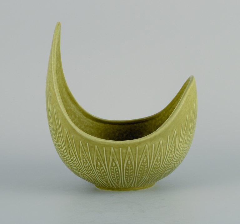 Gunnar Nylund (1904–1997) for Rörstrand. Rialto bowl in ceramic, organic shape 
with light green glaze.