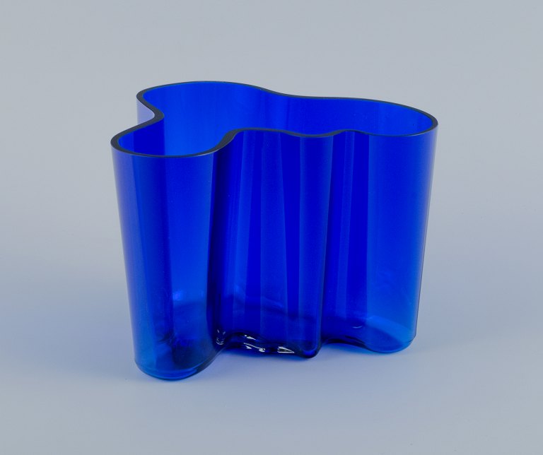 Alvar Aalto, Iittala, Finland, vase in blue art glass.