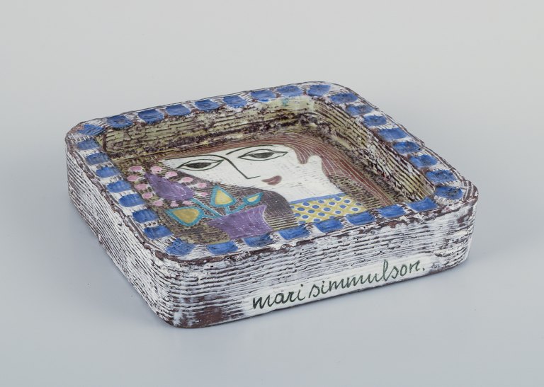 Mari Simmulson for Upsala Ekeby, Sverige. Keramikskål i modernistisk stil. Kvindeansigt og blomster i vase.