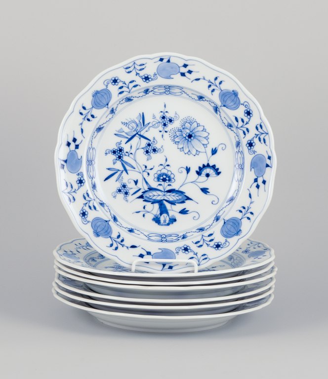 Meissen, Germany. A set of seven Blue Onion pattern dinner plates. Hand-painted.