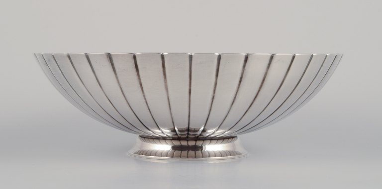 Sigvard Bernadotte for Georg Jensen. Stor skål i sterlingsølv med rillet design.