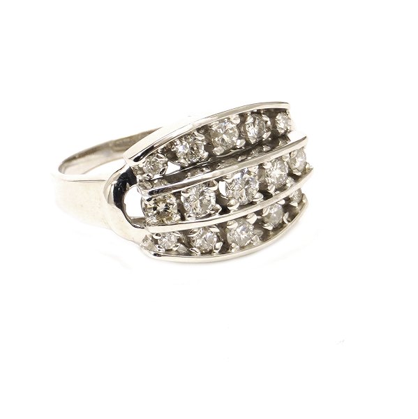 14kt whitegold ring with 15 daimonds 0,03-0,15ct. Ringsize: 53