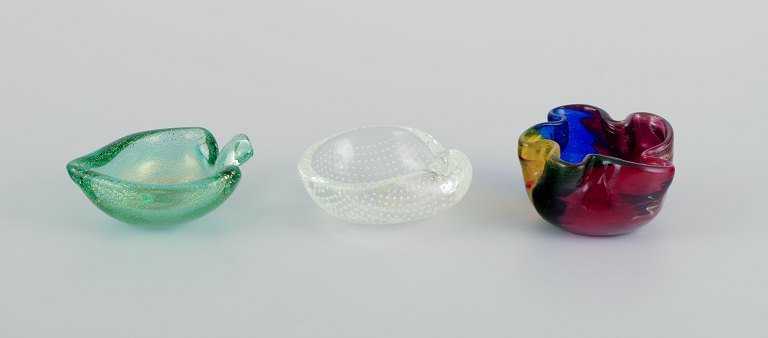 Tre Murano kunstglasskåle.
Polykromt glas, klart glasindlagt med bobler som grønt glas indlagt med 
guldstøv.