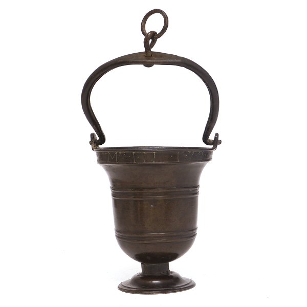 Tidlig 1700-tals barok lavabo i patineret bronze. Dateret 1726. H: 30cm med hank