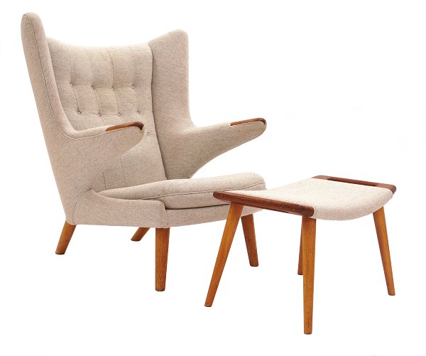 Hans J. Wegner "Papa Bear"-Stuhl mit Fussbank. Beide aus Teak und Eiche. AP19 
und AP29. Gut erhalten. Kleine Gebrauchsspuren