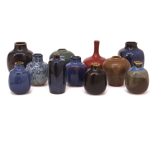Collection of 11 miniature stoneware vases by Nils Thorsson for Royal Copenhagen. H: 6,5-9cm