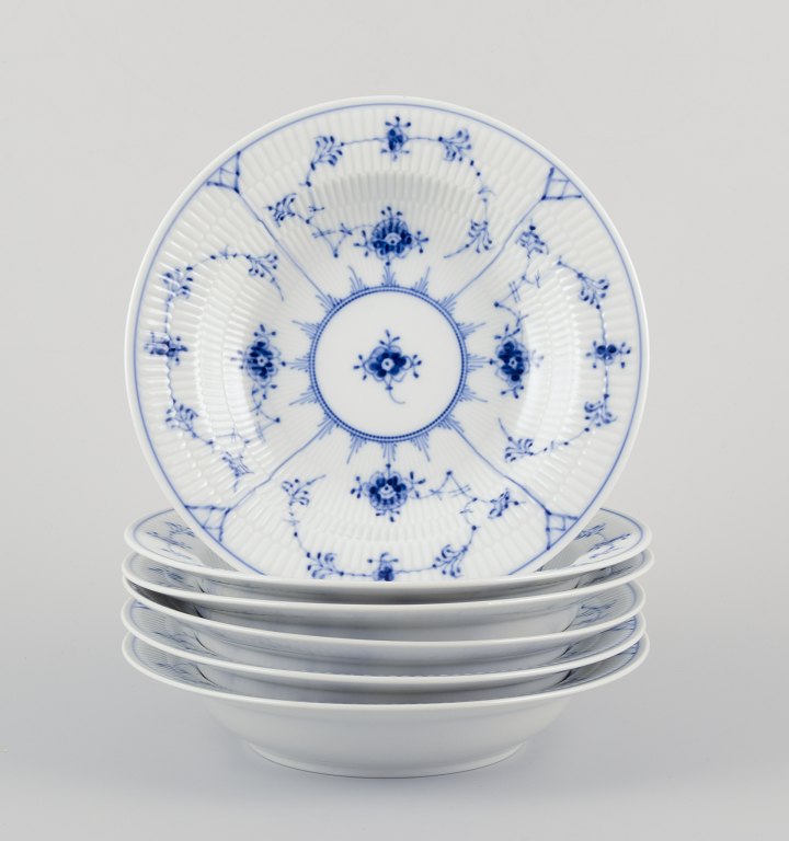 Royal Copenhagen Musselmalet Riflet.
Et sæt på fem dybe tallerkener.