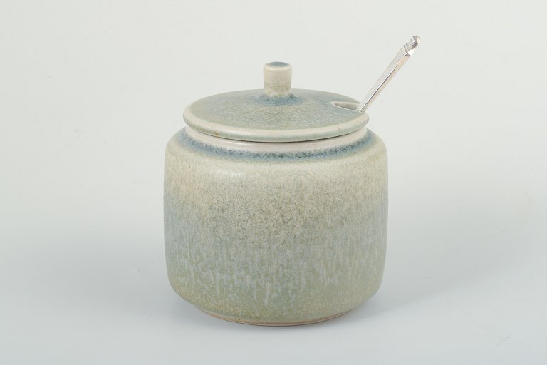 Marmeladekrukke med sølvske, Palshus, Danmark, ca. 1960’erne.
