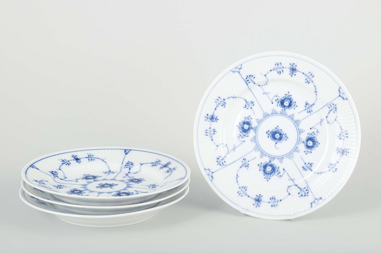 Royal Copenhagen
4 plates, model 1/179, late 20th century.