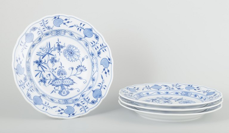 Meissen
4 dinner plates, “Blue Onion” pattern, mid-20th century.