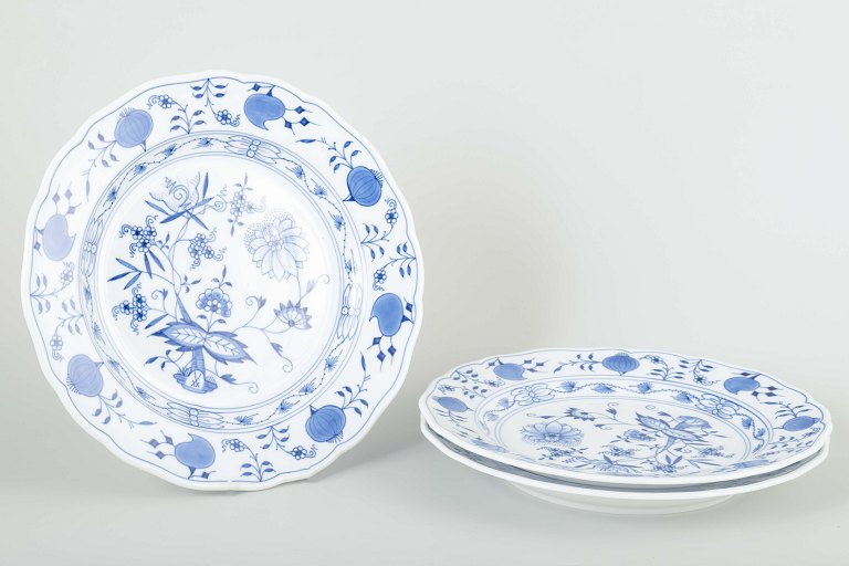 Meissen
3 dinner plates, “Blue Onion” pattern, mid-20th century.