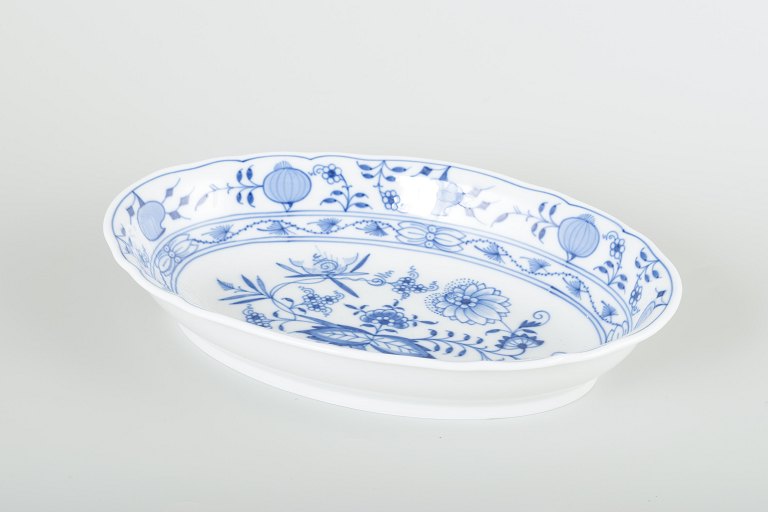 Meissen
Oval bowl, “Blue Onion” pattern, mid-20th century.