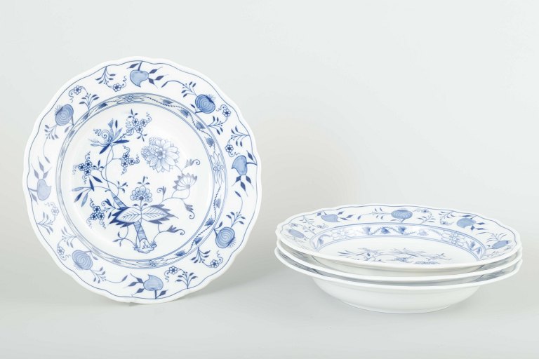 Meissen
4 soup plates, “Blue Onion” pattern, mid-20th century.