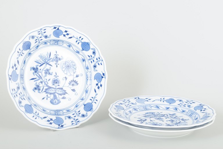 Meissen
3 salad plates, “Blue Onion” pattern, early 20th century.