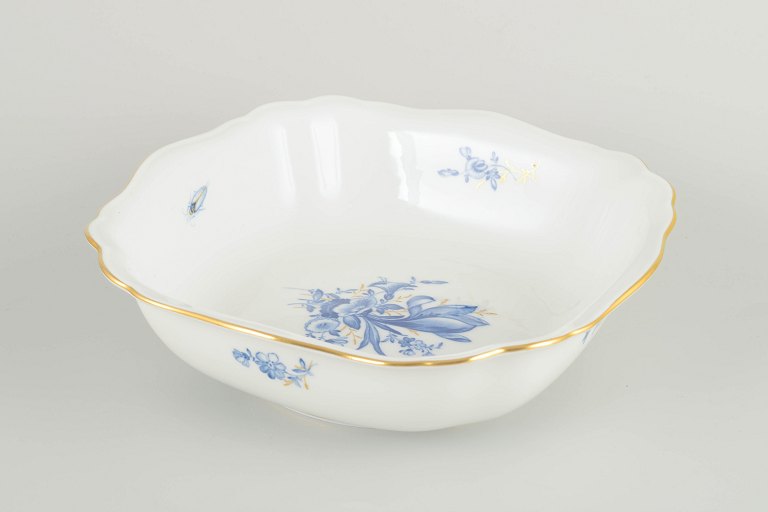 Meissen
Square bowl with softly scalloped sides, early/mid-20th century.