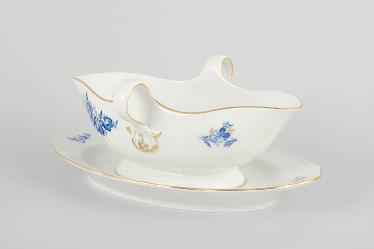 Meissen
Sauce boat with fixed undertray, early 20th century.