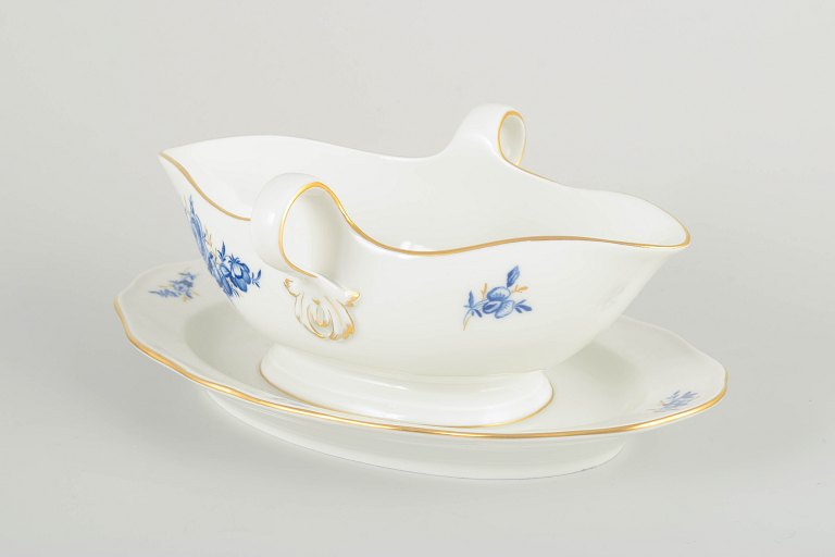 Meissen
Sauce boat with fixed undertray, early 20th century.